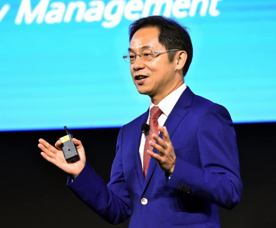 Дэвид Ван, исполнительный директор Huawei. Директор Хуавей разводит руками. Сколько зарабатывает директор Хуавей. User huawei
